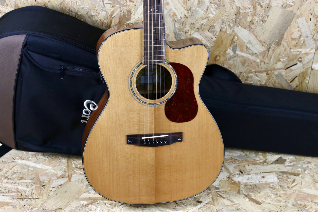 Cort Gold OC6 Electro Acoustic Cutaway Spruce/Mahogany All Solid Woods w/Gigbag - Pre-owned