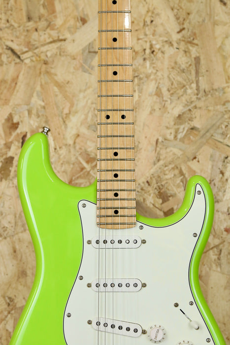 Fender Player Stratocaster® in Electron Green + Tweed Hardcase - Pre-owned