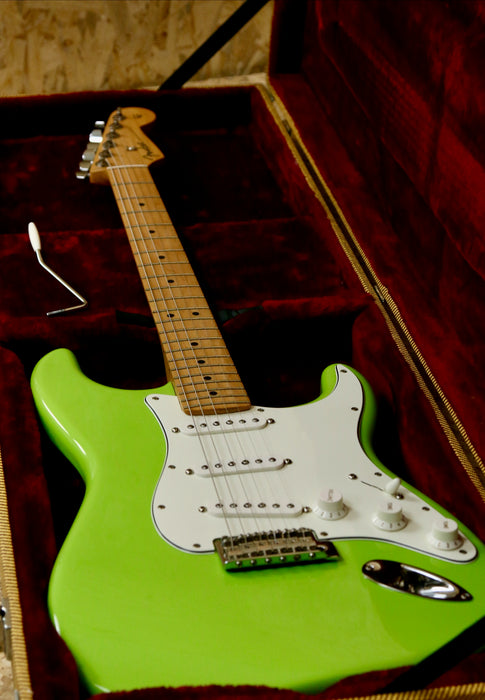 Fender Player Stratocaster® in Electron Green + Tweed Hardcase - Pre-owned