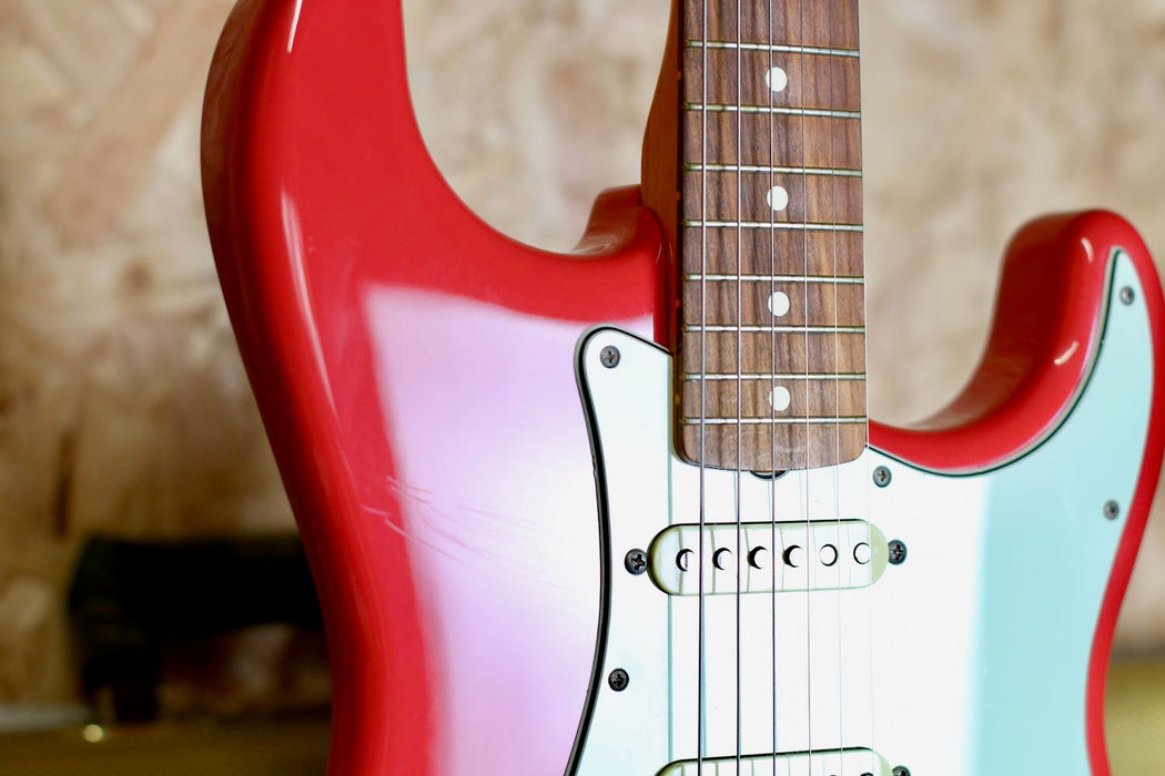 2018 Fender Classic Series '60s Stratocaster Nitro Lacquer, Pau Ferro Fingerboard, Fiesta Red w/Fender Hardcase + Custom Shop Pickups - Pre-owned