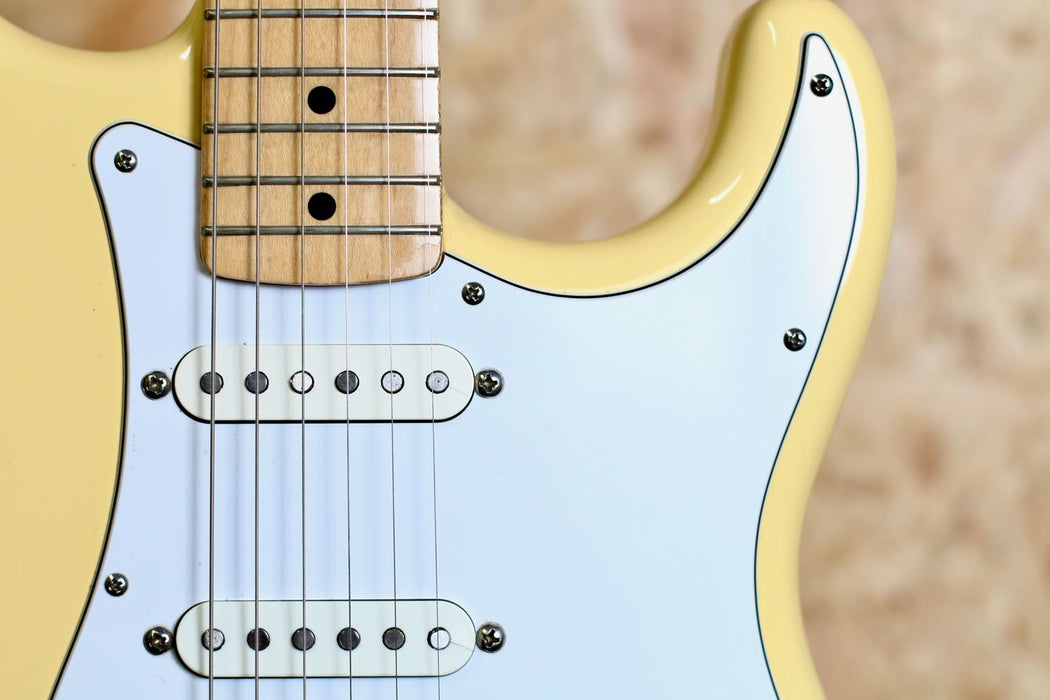 2013 Fender Japan MIJ Stratocaster LTD Edition '72 Vintage White w/Maple Fingerboard - Pre-owned