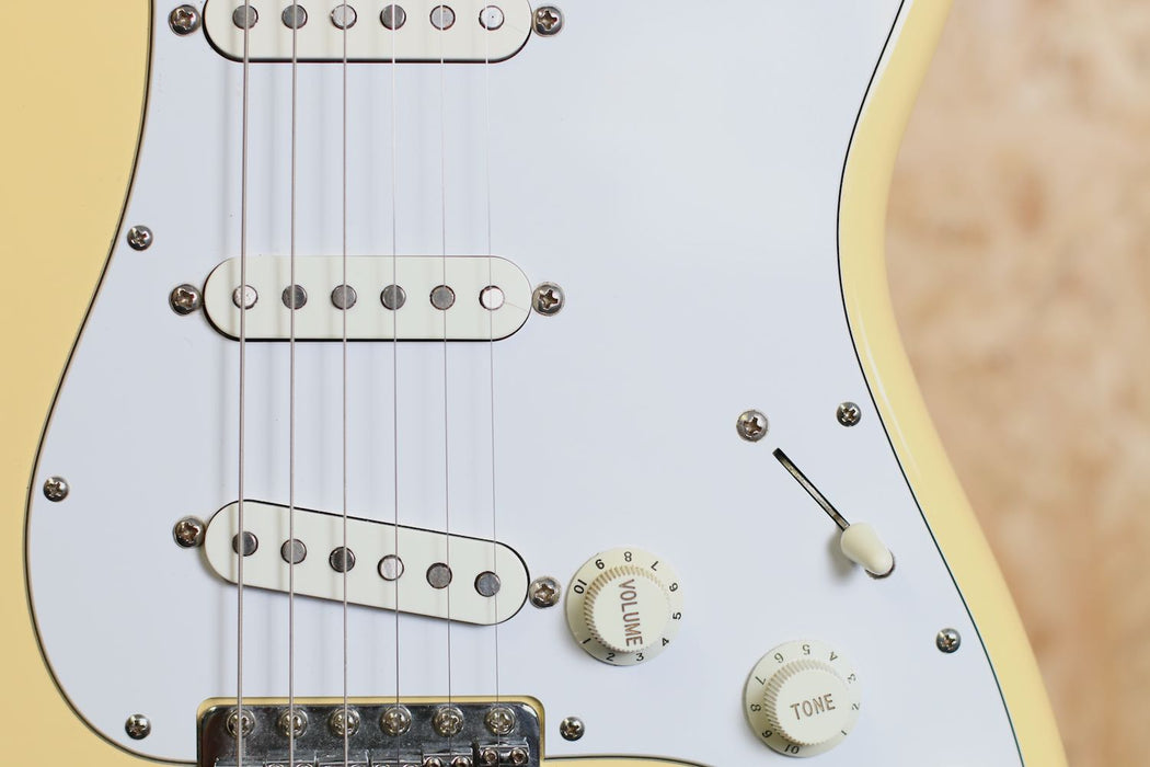 2013 Fender Japan MIJ Stratocaster LTD Edition '72 Vintage White w/Maple Fingerboard - Pre-owned