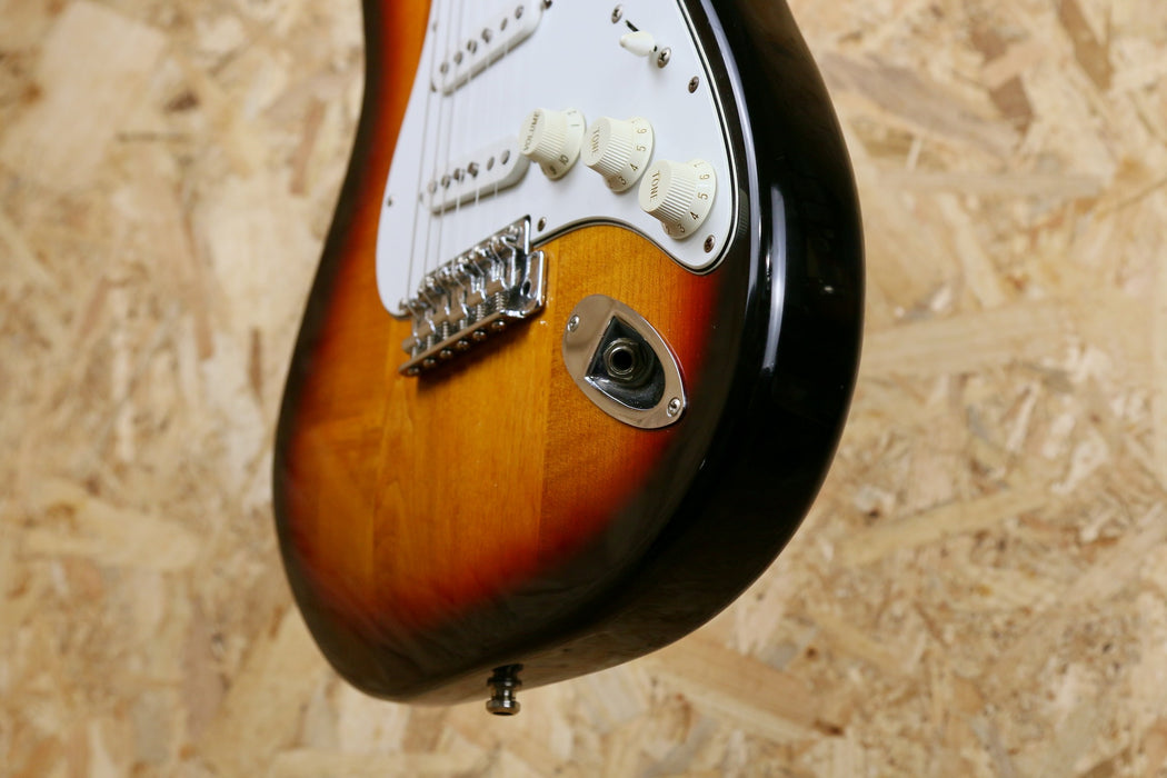 1994/5 Fender Stratocaster STD Made in Japan in 3 Tone Sunburst/Maple - Pre-owned