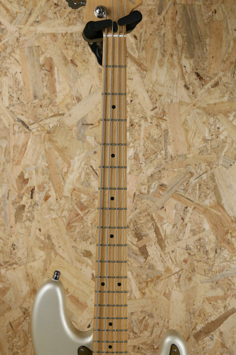 2011 Fender MIM Deluxe Active P Bass Special in Blizzard Pearl - w/Hardcase - Pre-owned