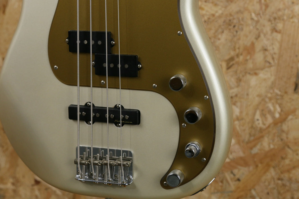 2011 Fender MIM Deluxe Active P Bass Special in Blizzard Pearl - w/Hardcase - Pre-owned