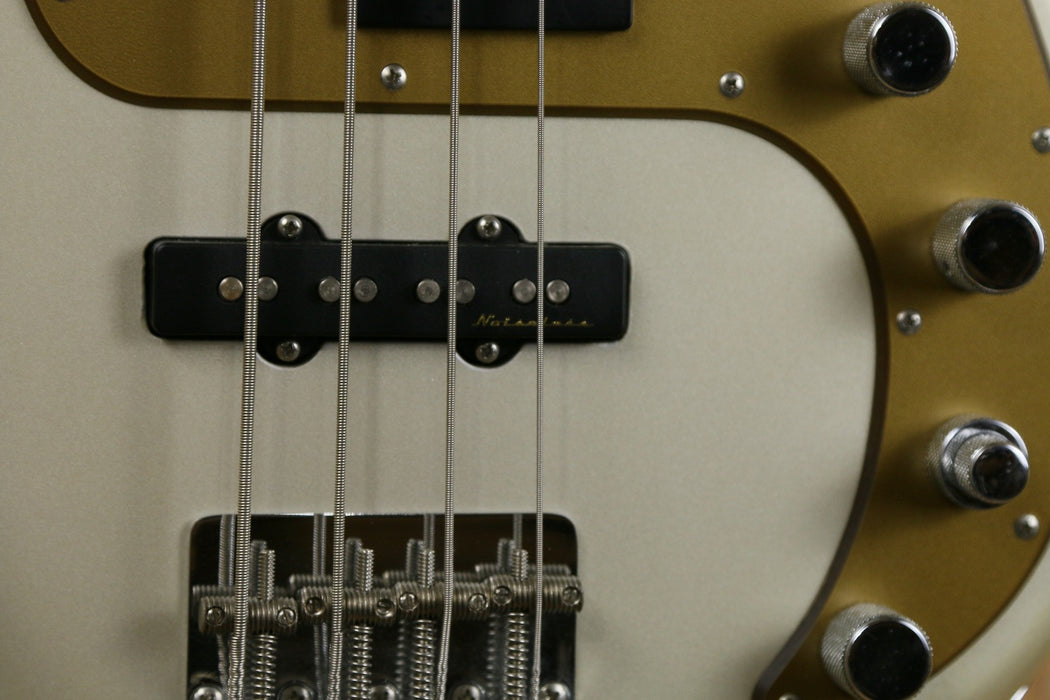 2011 Fender MIM Deluxe Active P Bass Special in Blizzard Pearl - w/Hardcase - Pre-owned