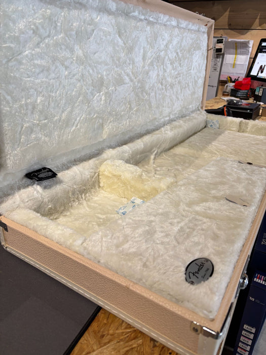 (B-Stock) Fender Classic Series Wood Case Strat/Tele, Shell Pink