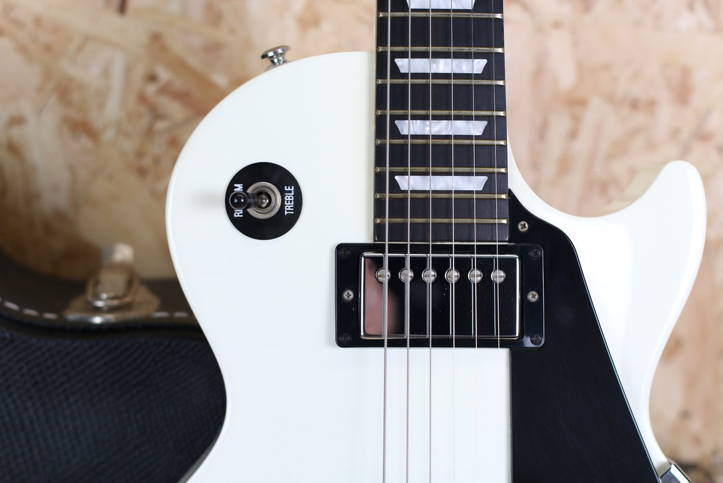 2011 Gibson Les Paul Studio in Alpine White w/Gibson Case - Pre-owned