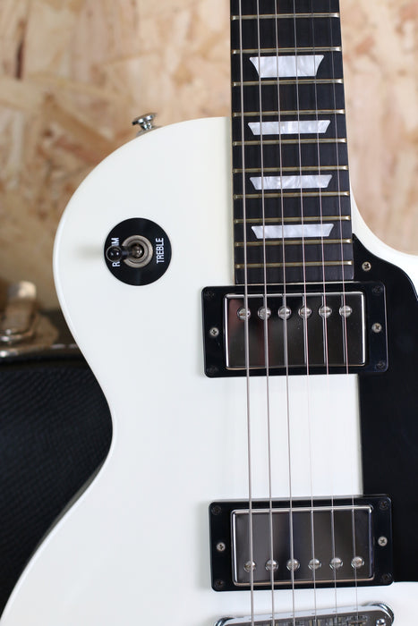 2011 Gibson Les Paul Studio in Alpine White w/Gibson Case - Pre-owned